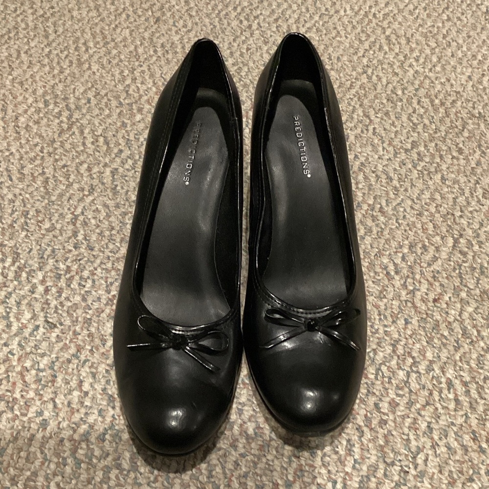 Predictions black pumps with bow